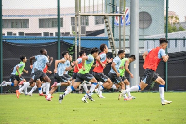 今天下午申花全队将飞赴青岛,迎接间歇期后与青岛西海岸的职业联赛
