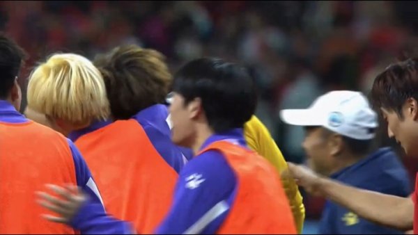 南通取胜最大功臣😁后备  守门员蔡天龙连扑两点，队友“拍头”庆祝