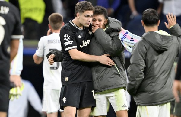 土耳其双星PK！居莱尔攻守兼备获最有价值球员 伊尔迪兹多项数据挂零得低分