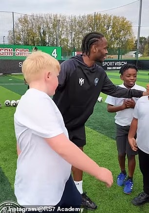 无球可踢！斯特林近日带小学生进行古代足球    练习  ，已被排除出蓝军计划