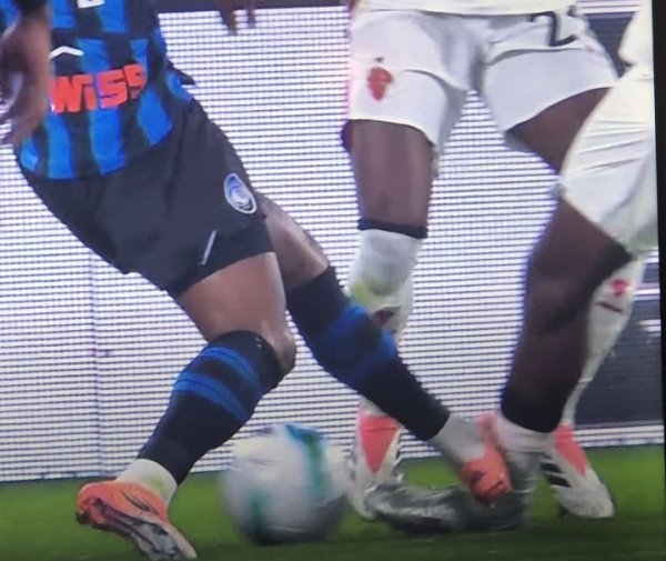 米体：卢克曼对福法纳违例  本可能染红，至少该吃警告  ，主裁判    漏判