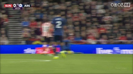 🤔苏维门迪拼抢时碰到古代足球    ，但被吹违例  +警告  ，随后桑德兰得分